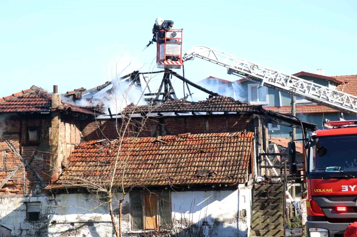 Serdivan’da iki katlı müstakil ev alevlere teslim oldu