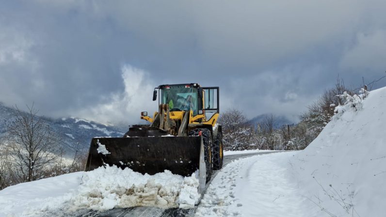Sakarya’da yoğun kar yağışı nedeniyle kapanan yol yeniden açıldı