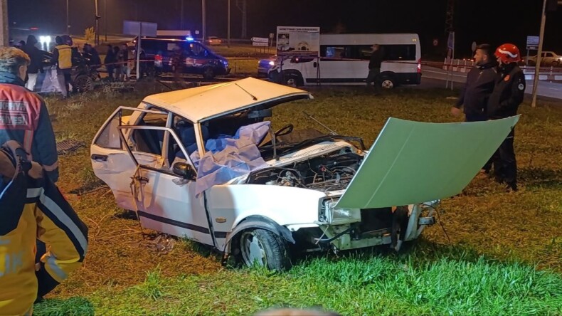 Sakarya Karasu’da Kafa Kafaya Çarpışan Otomobillerde Karı-Koca Hayatını Kaybetti