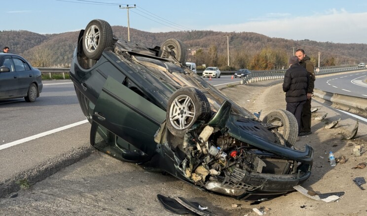 Sakarya Adapazarı’nda Takla Atan Otomobilde Sürücü Yaralandı