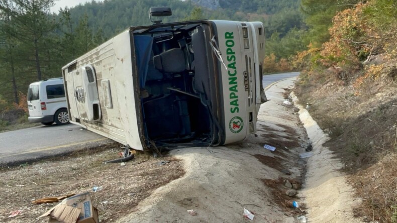 Sakarya Pamukova’da İlginç Kaza: Midibüs Devrildi, 7 Öğrenci, 2 Öğretmen ve Şoför Yaralandı