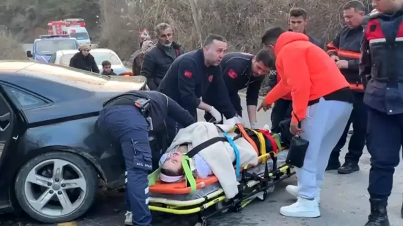 Pamukova’da Otomobil Ağaçla Çarpıştı