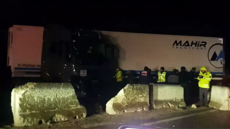 Geyve’de Tır Kazası: Yol 2 Saat Kapalı Kaldı