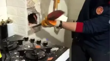 Sakarya’da Soba Bacasında Sıkışan Güvercin Kurtarıldı