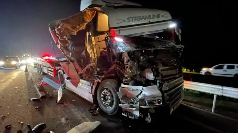 Pamukova’da Tır Kamyona Çarptı